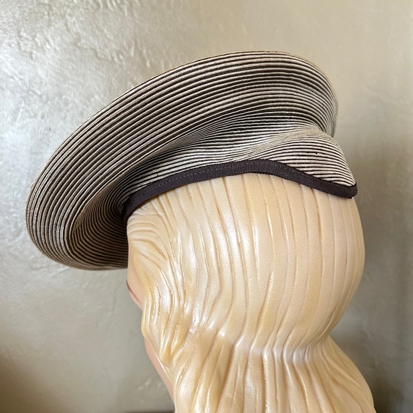 MARVELOUS 1940s' BEIGE/BROWN STRAW CIRCULAR TILT HAT WITH BROWN GROSGRAIN BUTTON - Picture 7 of 12